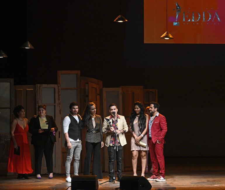 Magín Pereira y el equipo de la obra "1978" recibiendo de sus dos Premios Edda.