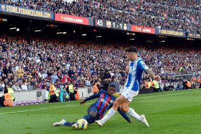 Ousmane Dembelé, delantero francés del Barcelona, disputa el balón con Rubén Sánchez, defensor del Espanyol, durante el partido que empataron 1-1.