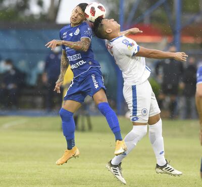 El que se fue antes al vestuario con roja directa, Matías Pardo en el duelo aéreo con el volante del 12 de Octubre, Marcelo Paredes. Al solense se le fueron los dedos y el árbitro lo expulsó.
