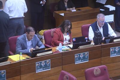 El senador Stephan Rasmussen (izq.) fue uno de los defensores de la iniciativa de Diputados de mantener todo el año el horario de verano.