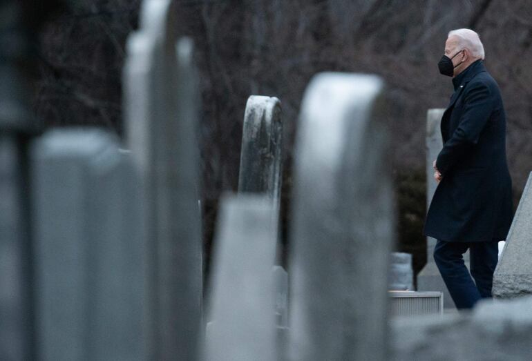 El presidente estadounidense Joe Biden fuera de una iglesia en Wilmington, Delaware, el sábado.