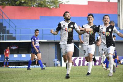 El experimentado atacante Néstor Bareiro celebra su tanto, el segundo del “Tacua” @TacuaryOficial