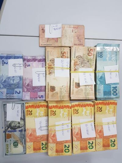 El dinero incautado del líder del viajante brasileño. En Brasil hasta 10.000 reales se permite ingresar o salir del territorio aduanero.