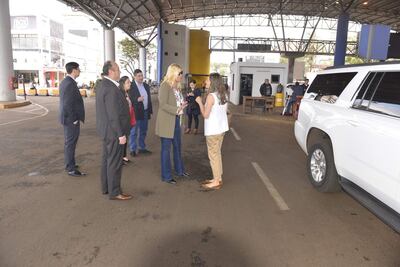 La comitiva de agentes del consulado y la embajada norteamericana en la zona primaria del Puente de la Amistad.