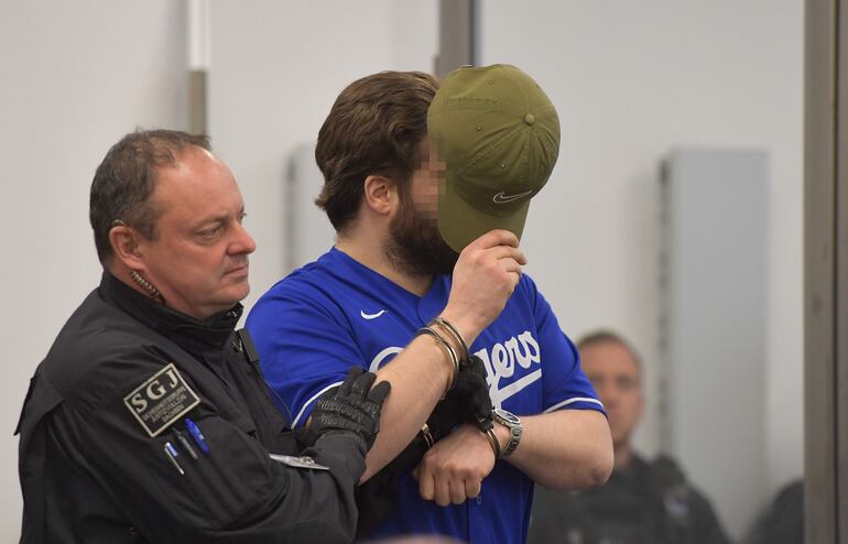 El acusado Rabieh R., del clan Remmo, llega a la la corte, para la lectura del veredicto.