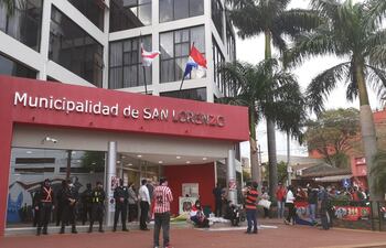 Los manifestantes siguen frente a la sede municipal.