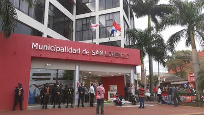 Los manifestantes siguen frente a la sede municipal.