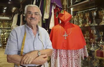 A pocos días del nuevo consistorio, cuando se crearan nuevos 20 cardenales, la tienda de Raniero Mancinelli en el barrio del Borgo, al lado del Vaticano, es un continúo entrar y salir de personas que ultiman los preparativos para la vestimenta de los purpurados y es que este sastre ha vestido desde hace 60 años a los "Príncipes de la Iglesia" y a los últimos tres papas.
