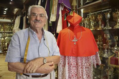A pocos días del nuevo consistorio, cuando se crearan nuevos 20 cardenales, la tienda de Raniero Mancinelli en el barrio del Borgo, al lado del Vaticano, es un continúo entrar y salir de personas que ultiman los preparativos para la vestimenta de los purpurados y es que este sastre ha vestido desde hace 60 años a los "Príncipes de la Iglesia" y a los últimos tres papas.