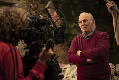 El cineasta Carlos Saura en la Cueva del Castillo (Cantabria). Saura reflexiona sobre el origen de la pulsión artística en el documental "Las paredes hablan", que se estrena este viernes en cines. "Las primeras películas que vi fueron las de Walt Disney", ha dicho a Efe el cineasta español más audaz, hiperactivo y comprometido con su oficio. El estreno de "Las paredes hablan" llega una semana antes de recoger en Sevilla el Goya de Honor 2023, si se lo permite su estado de salud, delicado desde la caída sufrida en septiembre pasado y que le impidió acudir personalmente al Festival de San Sebastián para presentar su último trabajo.