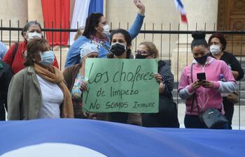 Manifestación de funcionarios administrativos del Ministerio de Salud. Exigen la renuncia del ministro de Hacienda, Benigno López.