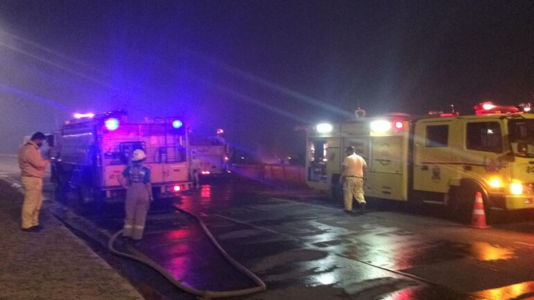 A las 18:00 del sábado, los bomberos seguían trabajando en la zona de la Costanera Norte.