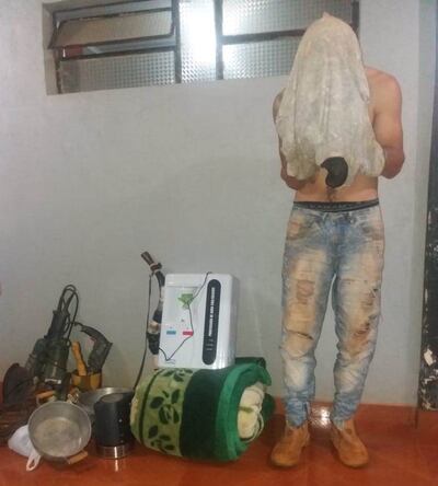 Oseías Johann con las herramientas hurtadas.