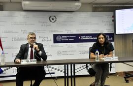 El ministro de Educación y Ciencias, Nicolás Zárate y la coordinadora general de la Unidad Ejecutora de Programas y Proyectos (UEPP), Dalila Zarza, anunciaron mejoras en infraestructura de las escuelas, pero recién para el 2024.