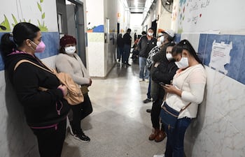 Los visitantes y pacientes deben usar mascarilla quirúrgica al acudir a los servicios de salud.