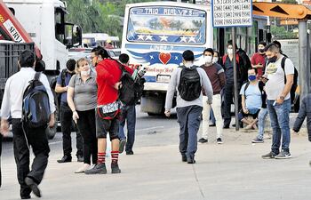 Diariamente, los usuarios del transporte público pasan penurias esperando entre media hora y 45 minutos las unidades para ir a sus lugares de trabajo o de retorno a sus hogares.