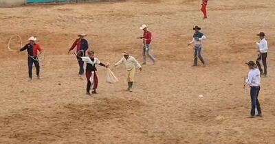 En esta captura del video del blog "Vive como Daguerre" se observa el maltrato a a un gato (en la bolsa), en un rodeo.