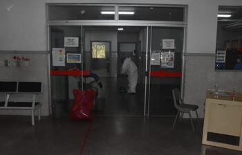 Un personal de blanco del Hospital de Ayolas dio positivo al test del COVID-19 este sábado.