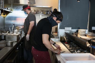 Empresarios piden que las autoridades evalúen las experiencia obtenida con las restricciones estrictas y aplicar medidas más acordes con la realidad sanitaria y económica.