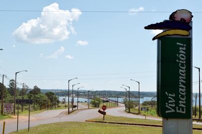 Acceso a la ciudad de Encarnación por la Ruta PY01. De fondo se puede apreciar el majestuoso río Paraná, principal  recurso turístico de la capital del séptimo departamento.