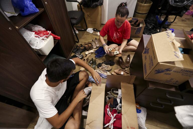 Un grupo de voluntarios trabaja separando las donaciones que serán enviadas a las familias, tras las tempestades en el litoral del estado brasileño de Sao Paulo.