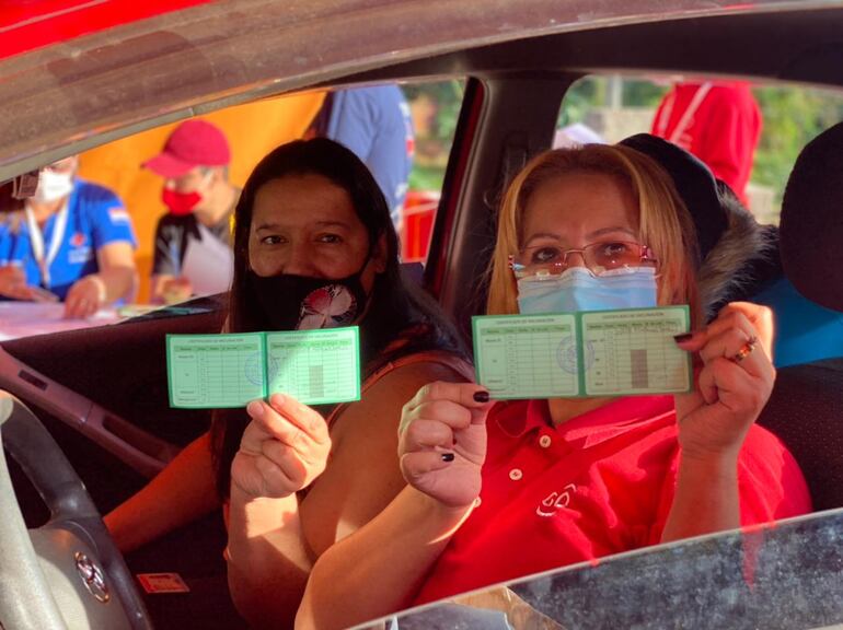 La gente exhibe con orgullo el certificado de vacunación contra el covid-19. La jornada de hoy fue toda una fiesta. La foto corresponde al Cerro Ñemby