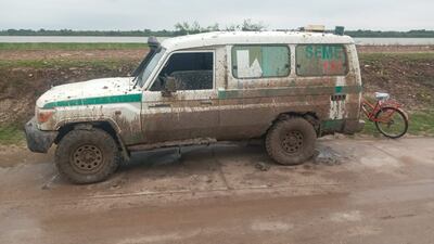 Después de las lluvias, en estas condiciones llegó al Hospital de Fuerte Olimpo una ambulancia con un enfermo.