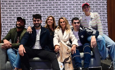 Luciano Cáceres, Gonzalo Heredia, Mercedes Scápola, Sabrina Rojas, Esteban Lamothe y Brenda Gandini, actores de la obra "Desnudos".