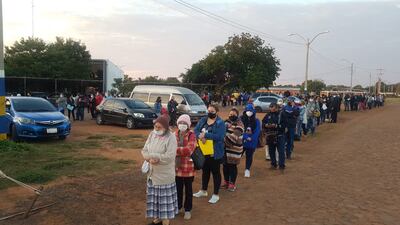 Muchas personas incluso de la tercera edad pasaron la noche formando fila.