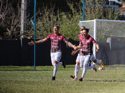 El festejo de los rojiverdes tras el gol de Ramón Mancuello, en el triunfo de ayer sobre Presidente Hayes y punta en el torneo de la B.