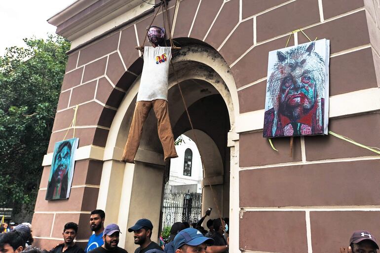 Activistas protestan bajo un muñeco del presidente de Sri Lanka Gotabaya Rajapaksa, que cuelga de la torre de un reloj, en Colombo, el 10 de julio.