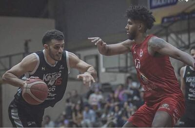 Toto López de los Kings intenta rebasar la marca de William Brooks de Félix Pérez Cardozo.