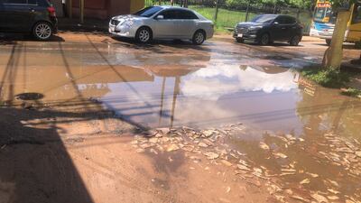 Todo esto es agua de cloaca que se acumula en la calle frente a nuestros comercios.