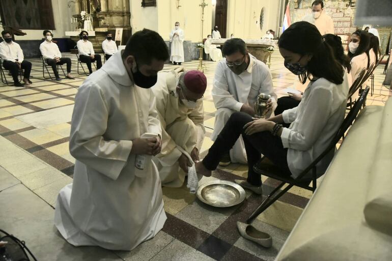 El arzobispo Edmundo Valenzuela realizó el lavado de pies como parte de la celebración de la misa, esta noche.