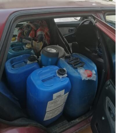 Unos 400 litros de nafta en bidones fueron incautados.