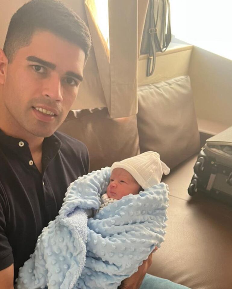 ¡Papá feliz! Brian Montenegro con su pequeño Lucas en brazos. (Instagram/Brian Montenegro)