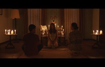 Lucas D'Amario, Ana Ivanova y Mónica Lairana en una escena de la película "Abeja", que fue filmada íntegramente en Paraguay.