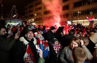 Aficiones de Croacia en Zagreb celebrando la victoria de su selección ante Brasil.