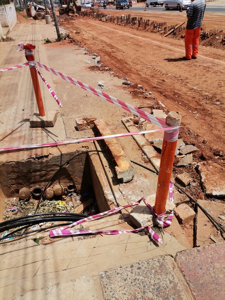 Precaria señalización de registro sin tapa. (gentileza).