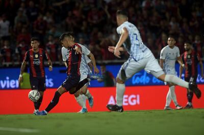 Derechazo y adentro. La "Pantera" Robert Morales marcó el primer gol y el último del partido.