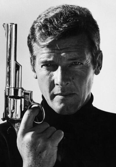 Roger Moore con la Magnum 44 utilizada en "Live and let die", que figura entre las armas robadas en marzo pasado.