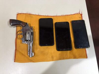 Un revolver y tres celulares presuntamente robados fueron incautados por la Policía.