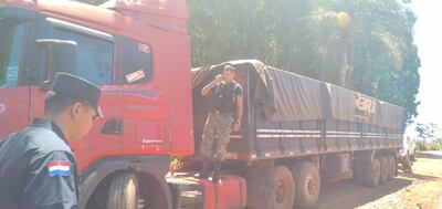 El camión con la carga fue abandonado por los bandidos por problemas mecánicos.