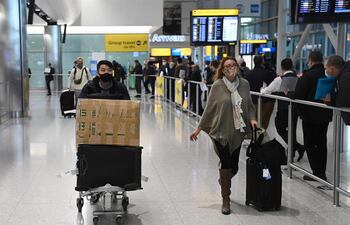 el Ejecutivo explicó que prorroga otras cuatro semanas más la prohibición del tráfico aéreo con Reino Unido, Sudáfrica, Brasil, Argentina, Bolivia, Chile, Colombia, Ecuador, Paraguay, entre otros.