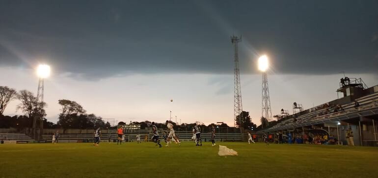12 de Octubre-Ameliano, suspendido por lluvias y granizos en Itauguá.