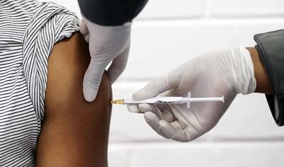 Más de 150 proyectos de vacunas están en diversas fases de estudio, con algunos resultados prometedores en tiempo récord.