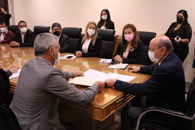 El intendente Nelson Cano (i) y el presidente de la Corte Dr. César Manuel Diésel (d) durante el encuentro en Ciudad del Este.