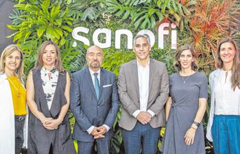 Patricia Corvalán, María Asunción Ayala, el embajador de Francia en Paraguay
Pierre-Christian Soccoja, Mariano Schlottmann, Cecilia Adorno y Mara Leonardi.