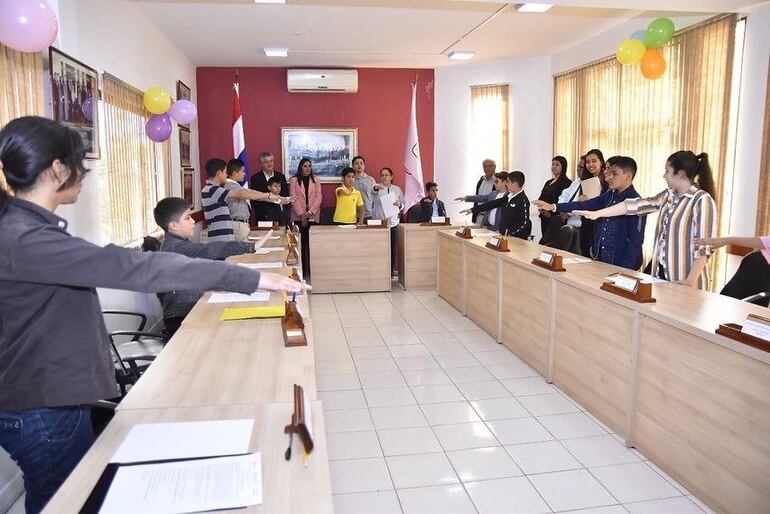 Niños y niñas de la ciudad de Itauguá participaron de la actividad de concejales por un día.