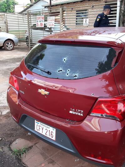 Impactos de bala en el parabrisas trasero del automóvil.